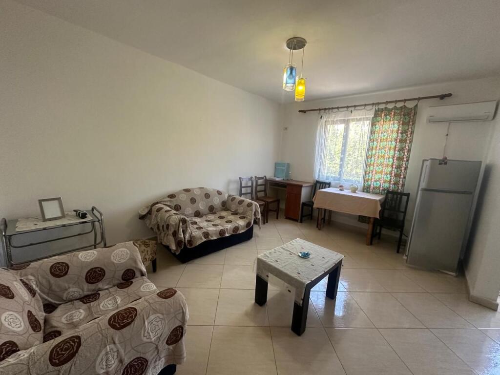 Ne zonen e Ali Demit,prane Shkolles 9-vjecare 1 Maji, jepet me qera apartament ,1+1,i mobiluar.40,000Leke