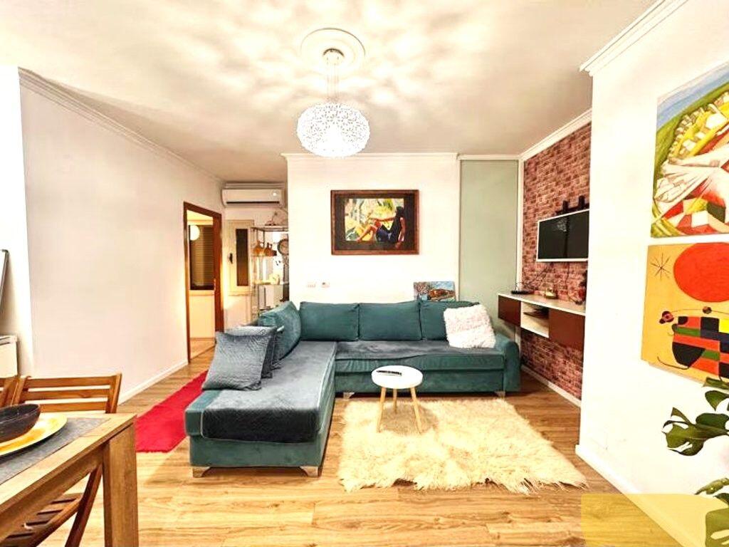 Shitet, Apartament 2+1, Zogu i Zi, Tiranë.