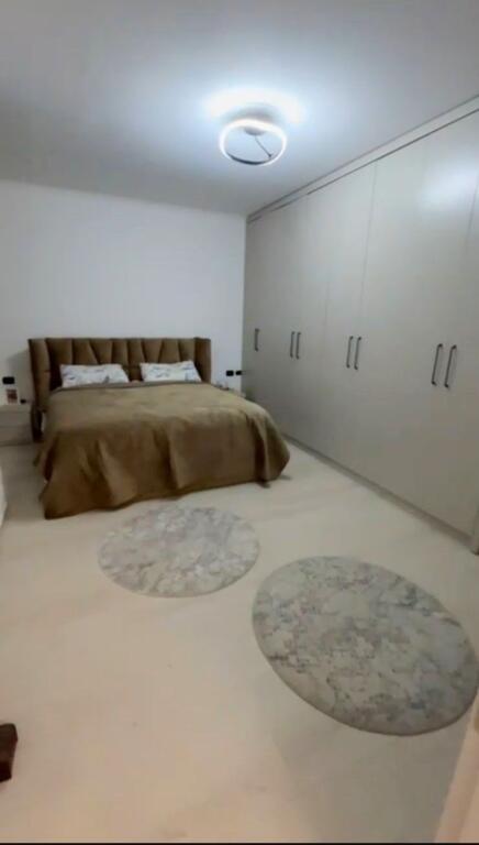 🏢Ne zonen e Brrylit,prane Eco Market jepet me qera apartament 2+1+2+post parkimi ,i sapo mobiluar.80,000Leke