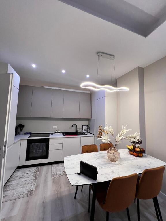 In affitto 2+1+parcheggio Kompleksi Kontakt,21 Dhjetori 800 mila leke