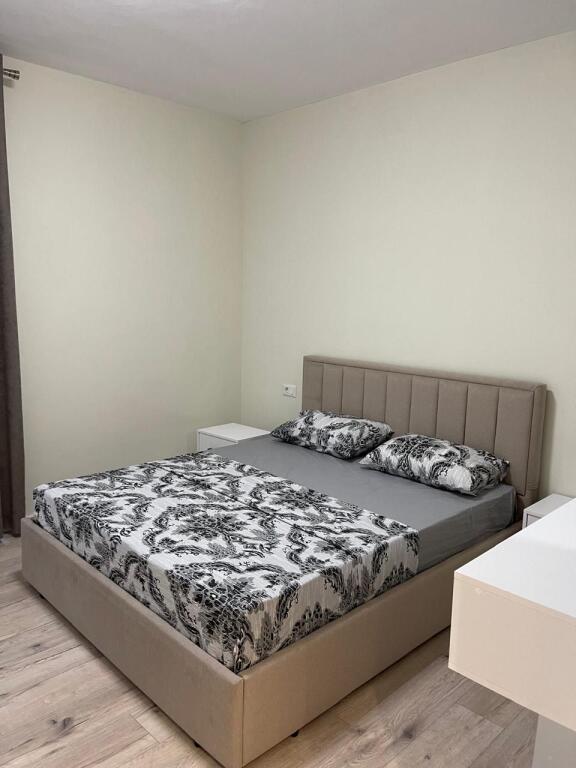 Jepet me qira apartament 2+1+2 Fresku (Fizika Berthamore)