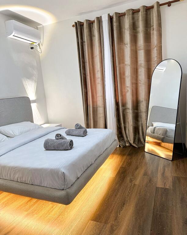 Blloku, Sheshi Willson apartament 2+1 me ballkon (800 euro)
