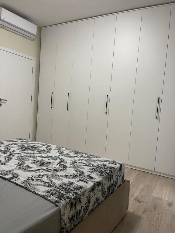Jepet me qira apartament 2+1+2 Fresku (Fizika Berthamore)