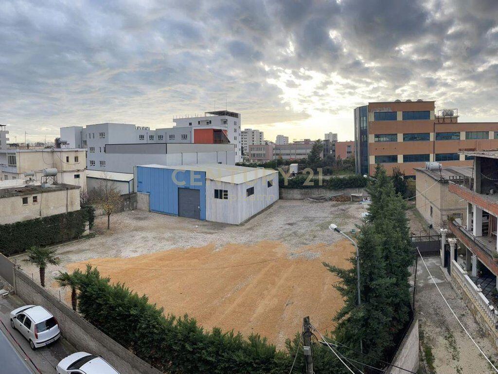 JEPET KAPANON ME QIRA NE SHKOZET!
