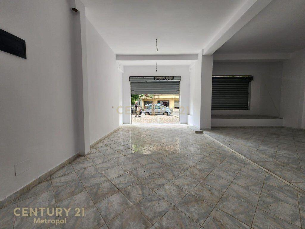 SHOP FOR RENT AT THE PARIS MUNICIPALITY! 900 € /Month