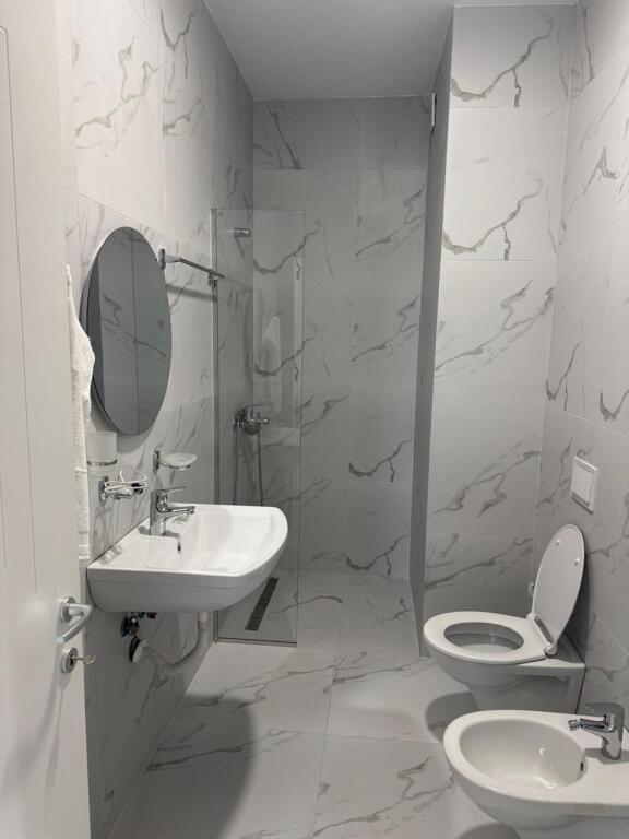 Jepet me qira 3+1+2 RR.e Kavajes Garden Building 1900€