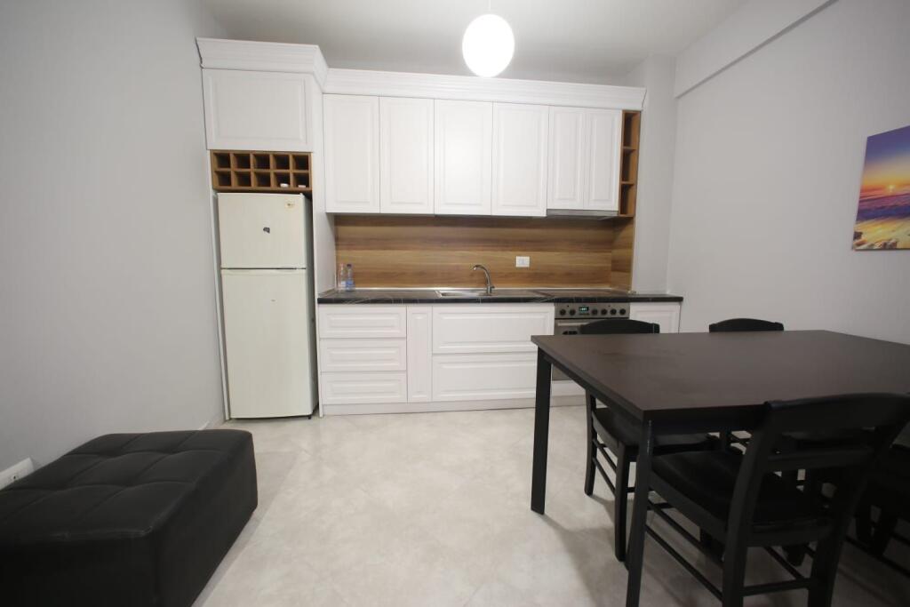 Jepet apartament me qera 1+1 qender durres