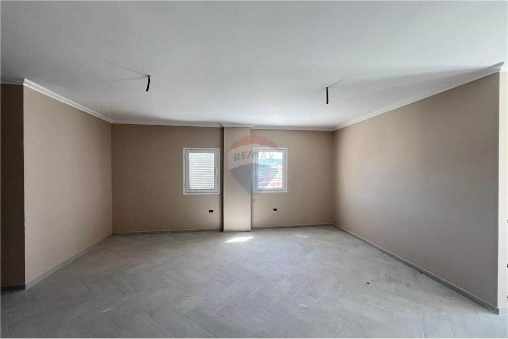 Papafingo për Shitje – Transballkanike, Vlorë