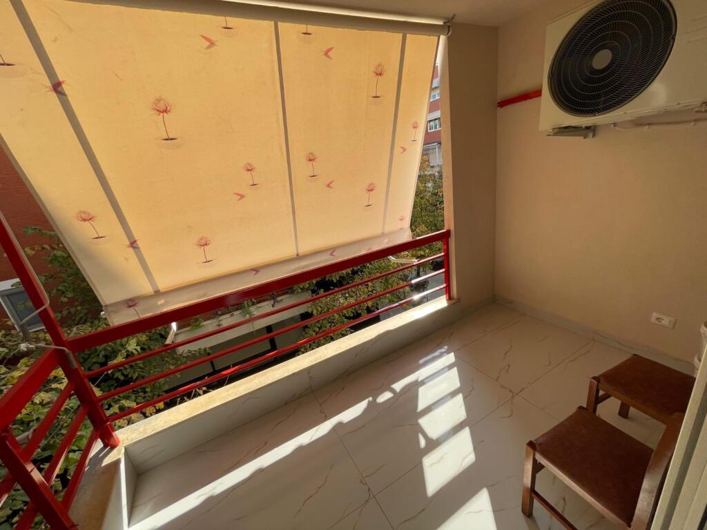 Qera,Apartament 2+1+2 POSTE PARKIMI,Liqeni i Thate