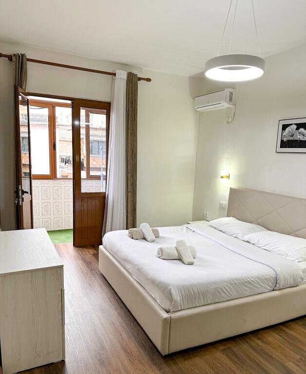 Blloku, Sheshi Willson apartament 2+1 me ballkon (800 euro)
