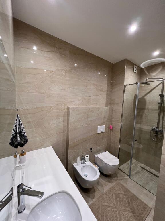 In affitto 2+1+parcheggio Kompleksi Kontakt,21 Dhjetori 800 mila leke