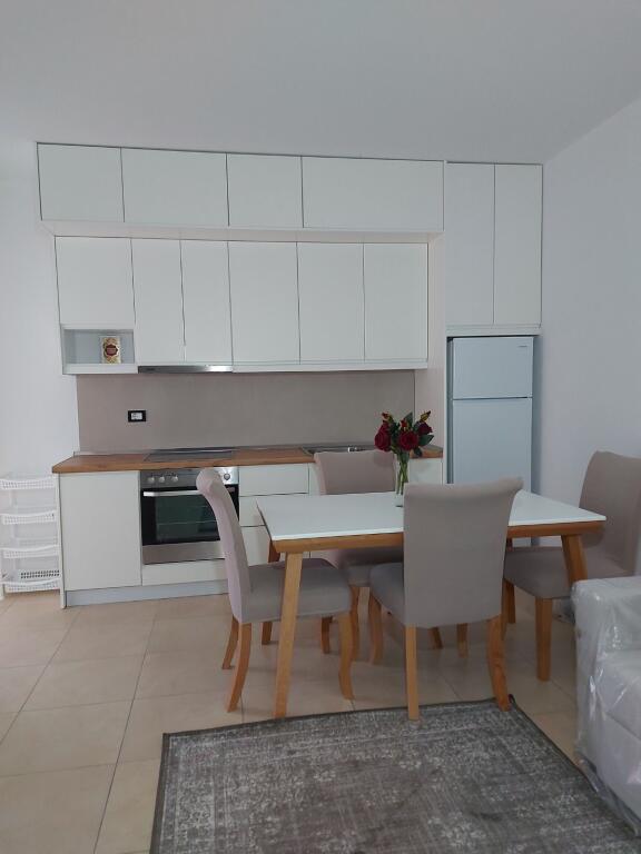 Jepet apartament me qera 1+1 me pamje deti ne lagjen 13 durres