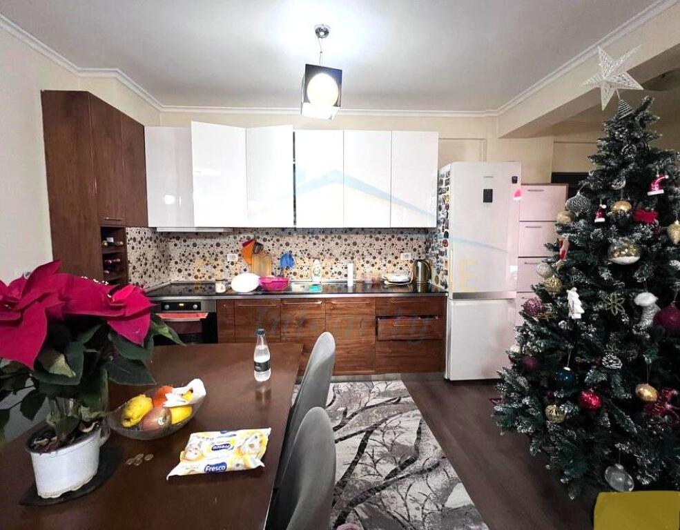 Shitet, Apartament 2+1, Zogu i Zi, Tiranë.