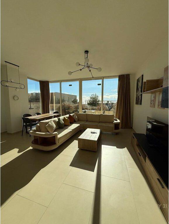 Shitet Vile ne Green Coast Village, Palase