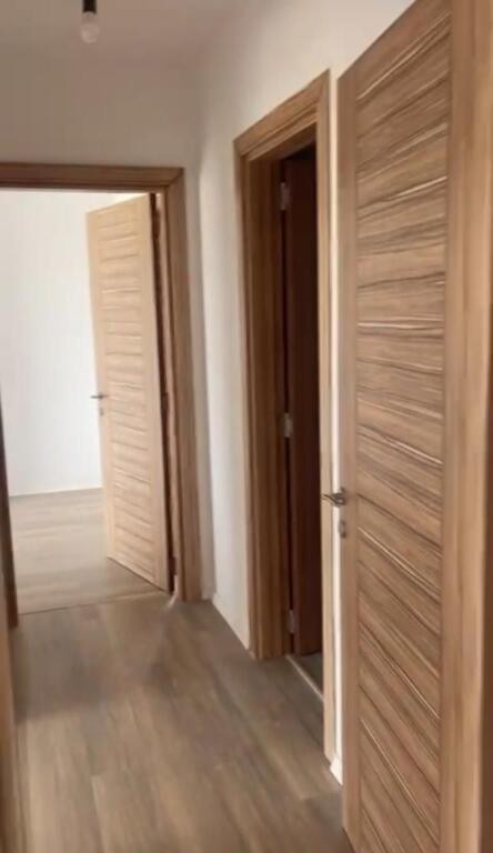 Affittasi appartamento 2+1+2 Vuoto, alla fine della via 5 Maj vicino alle nuove costruzioni 430 Mila lek