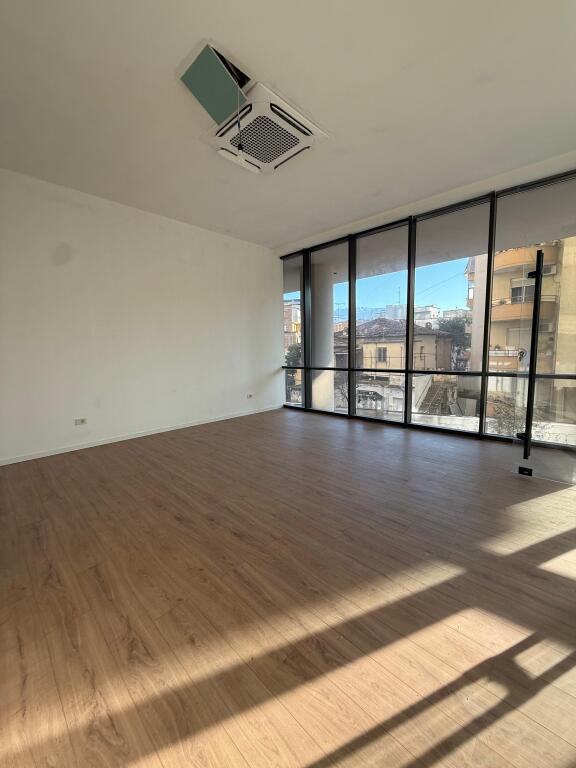 IN AFFITTO Locale Commerciale 📍Mine Peza, Golden Tower Residence 🏢2° Piano 📐Superficie: 44m² 💶Prezzo: 70.000 Leke