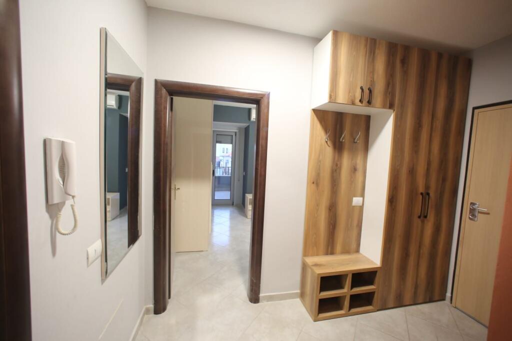 Jepet apartament me qera 1+1 qender durres