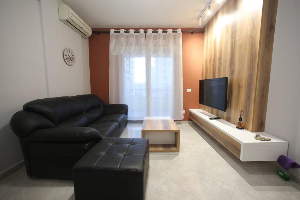 Jepet apartament me qera 1+1 qender durres