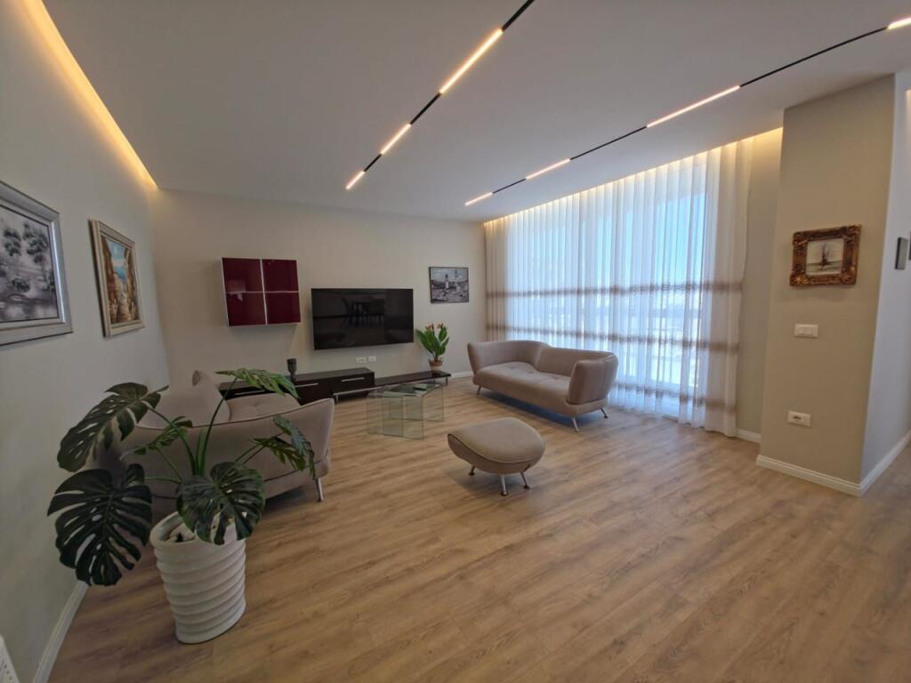 APARTAMENT MODERN 2+1 ME QERA NE QENDER