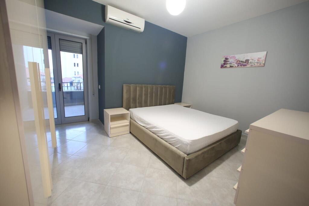Jepet apartament me qera 1+1 qender durres