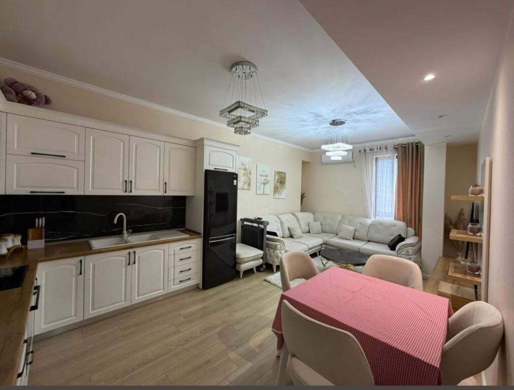 🏡 Shitet apartament 2+1 i mobiluar –📍 Shkozë, Tiranë💶 Çmimi: 135.000 €