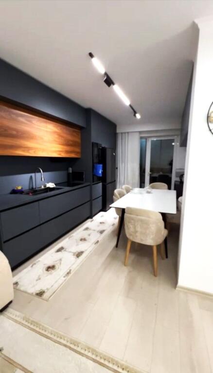 🏢Ne zonen e Brrylit,prane Eco Market jepet me qera apartament 2+1+2+post parkimi ,i sapo mobiluar.80,000Leke