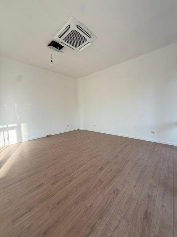 IN AFFITTO Locale Commerciale 📍Mine Peza, Golden Tower Residence 🏢2° Piano 📐Superficie: 44m² 💶Prezzo: 70.000 Leke