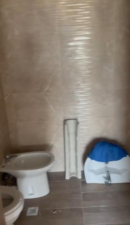 Affittasi appartamento 2+1+2 Vuoto, alla fine della via 5 Maj vicino alle nuove costruzioni 430 Mila lek