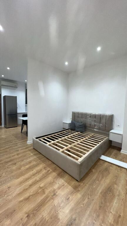 Jepet me qera apartmenti 1+1 te Rruga e Barrikadave