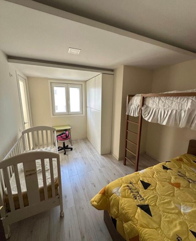 🏡 APARTAMENT ME QERA  • 3+1+2 me 2 ballkone ☎️  💰 Çmimi: 500€ neto