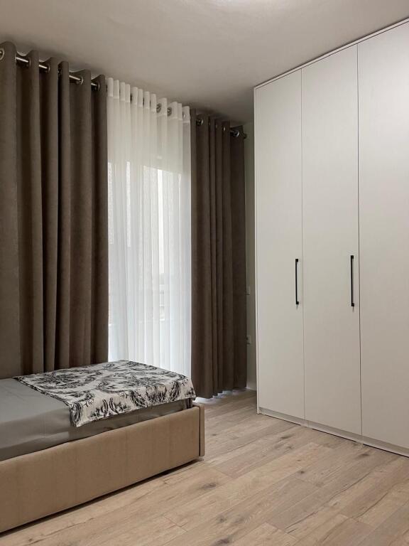 Jepet me qira apartament 2+1+2 Fresku (Fizika Berthamore)