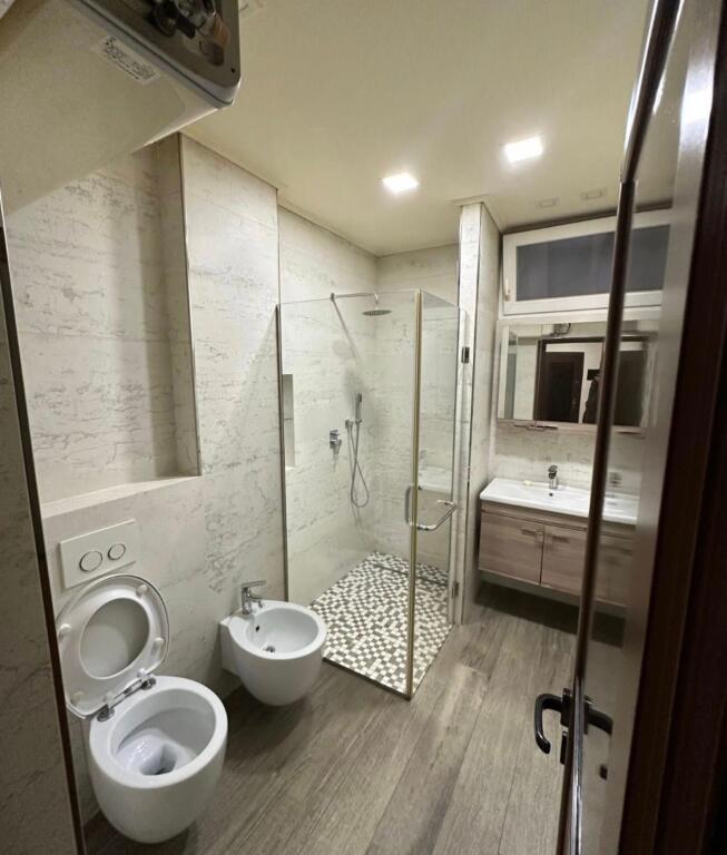 🏡 APARTAMENT ME QERA  • 3+1+2 me 2 ballkone ☎️  💰 Çmimi: 500€ neto