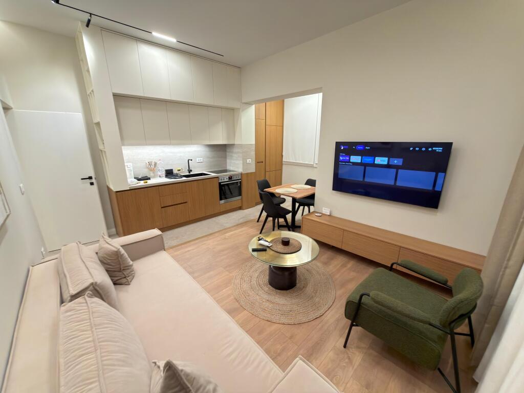 🏡 Jepet me qira super apartament 1+1  📍 Rruga e Barrikadave, Tiranë – përballë shkollës Lidhja e Prizrenit 🏢 Kati 4, pallat ekzistues pa eshensor 🛋️ Super mobilim, modern dhe shumë komod ✨ Ambient i kuruar, gati për banim  💶 Çmimi: 700 € / muaj  