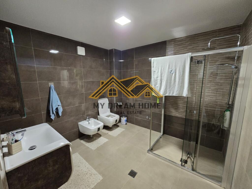 SHITET PAPAFINGO ME PISHIN 3+1+2+ VERAND PLAZH DURRES KOMPLEKS PRIVAT