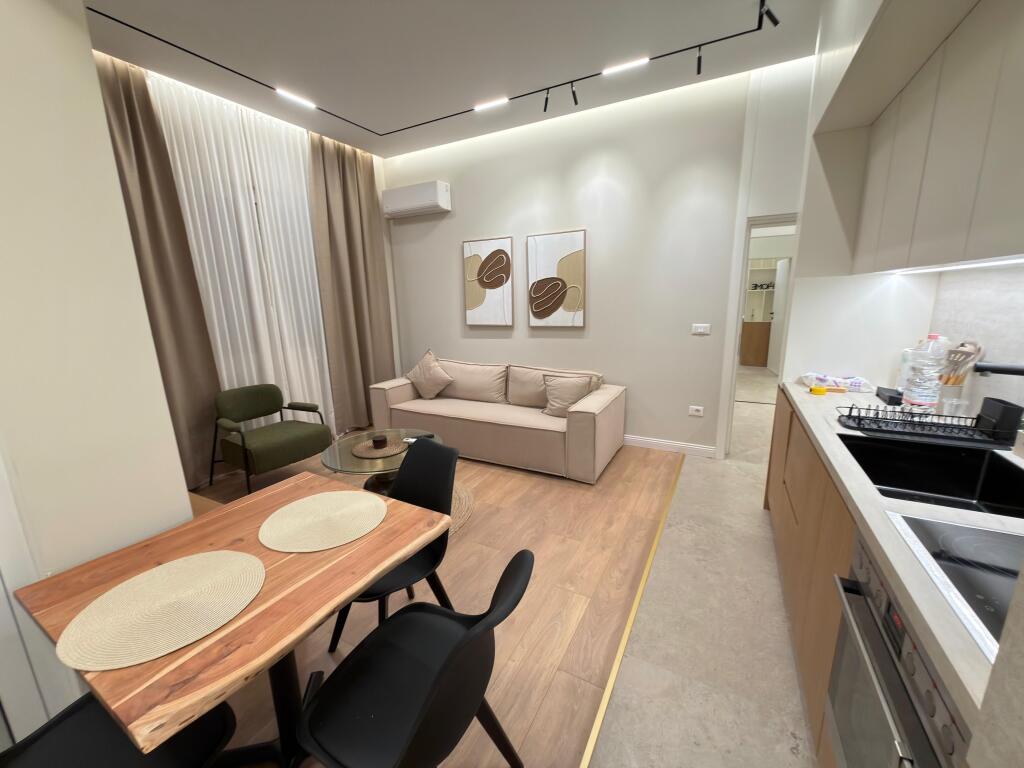 🏡 Jepet me qira super apartament 1+1  📍 Rruga e Barrikadave, Tiranë – përballë shkollës Lidhja e Prizrenit 🏢 Kati 4, pallat ekzistues pa eshensor 🛋️ Super mobilim, modern dhe shumë komod ✨ Ambient i kuruar, gati për banim  💶 Çmimi: 700 € / muaj  