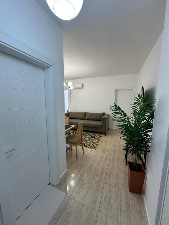 Jepet apartament me qera 1+1 plazh durres