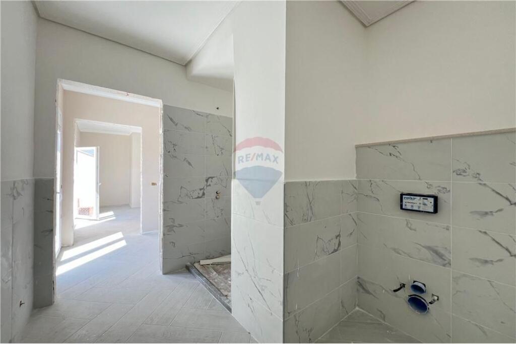 Papafingo për Shitje – Transballkanike, Vlorë