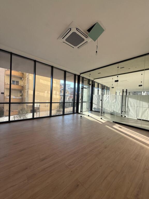 IN AFFITTO Locale Commerciale 📍Mine Peza, Golden Tower Residence 🏢2° Piano 📐Superficie: 44m² 💶Prezzo: 70.000 Leke