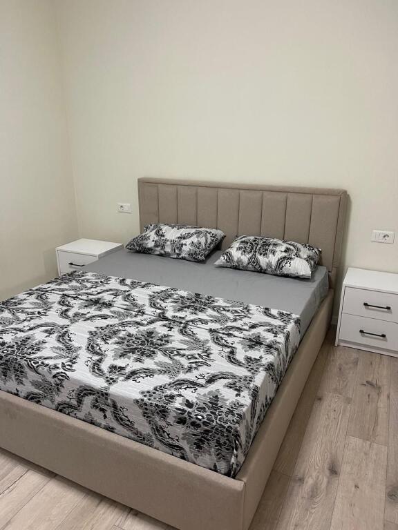 Jepet me qira apartament 2+1+2 Fresku (Fizika Berthamore)
