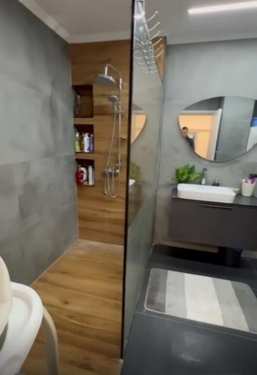 🏢Ne zonen e Brrylit,prane Eco Market jepet me qera apartament 2+1+2+post parkimi ,i sapo mobiluar.80,000Leke