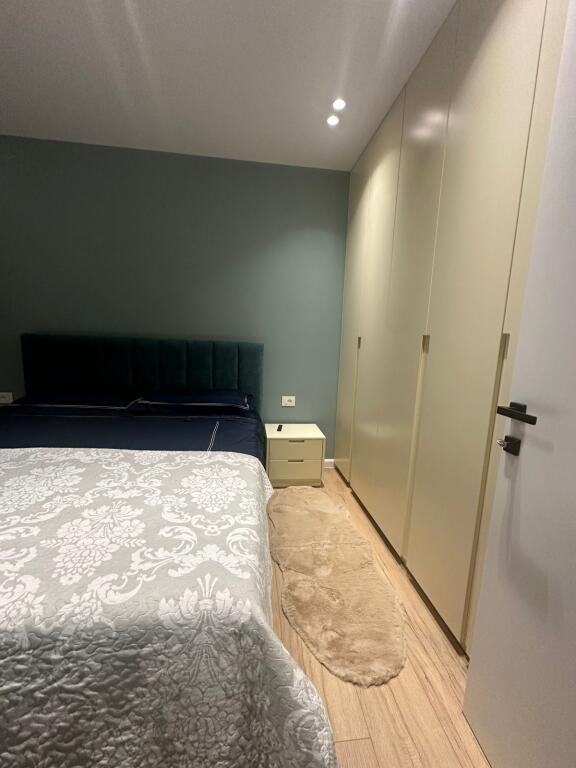 Jepet me qera ap. 1+1, me siperfaqe 70m2.