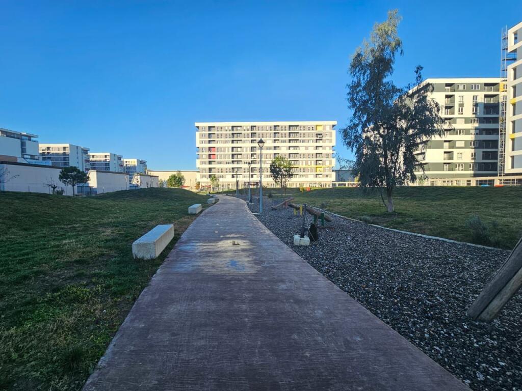 Shitet apartament 2+1 në Univers City !