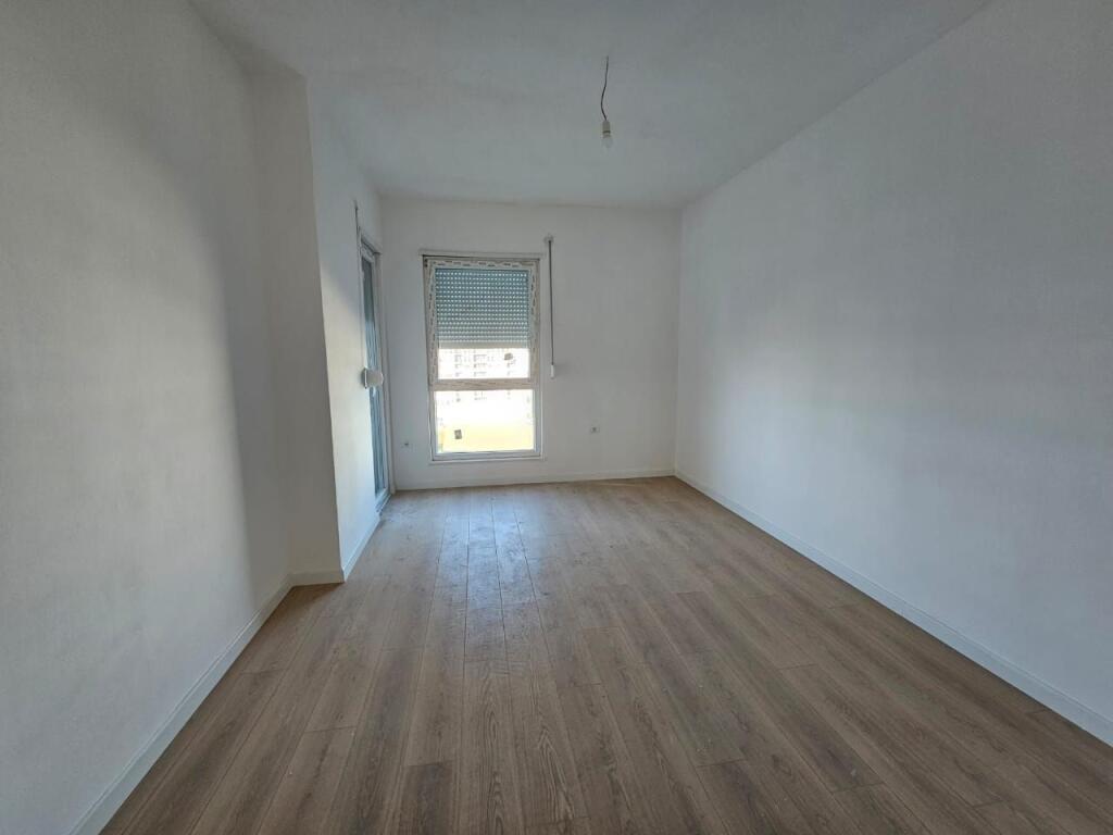 Shitet apartament 2+1 në Univers City !