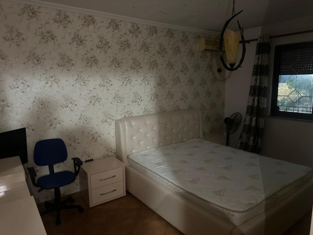 Ne zonen e Oxhakut,prane Bar Kalaja   jepet me qera apartament1+1,i mobiluar.40,000Leke