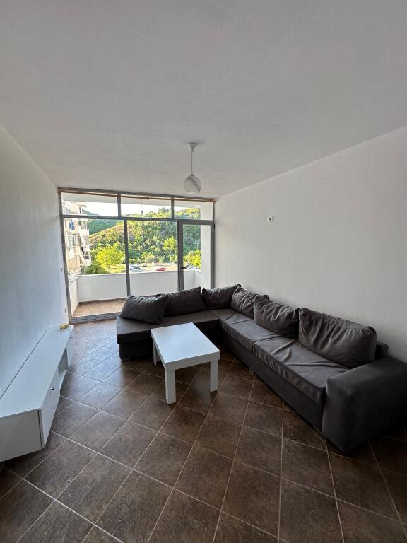 Apartament 2+1 me qera ne Fresk tek stacioni i fundit i Porcelanit