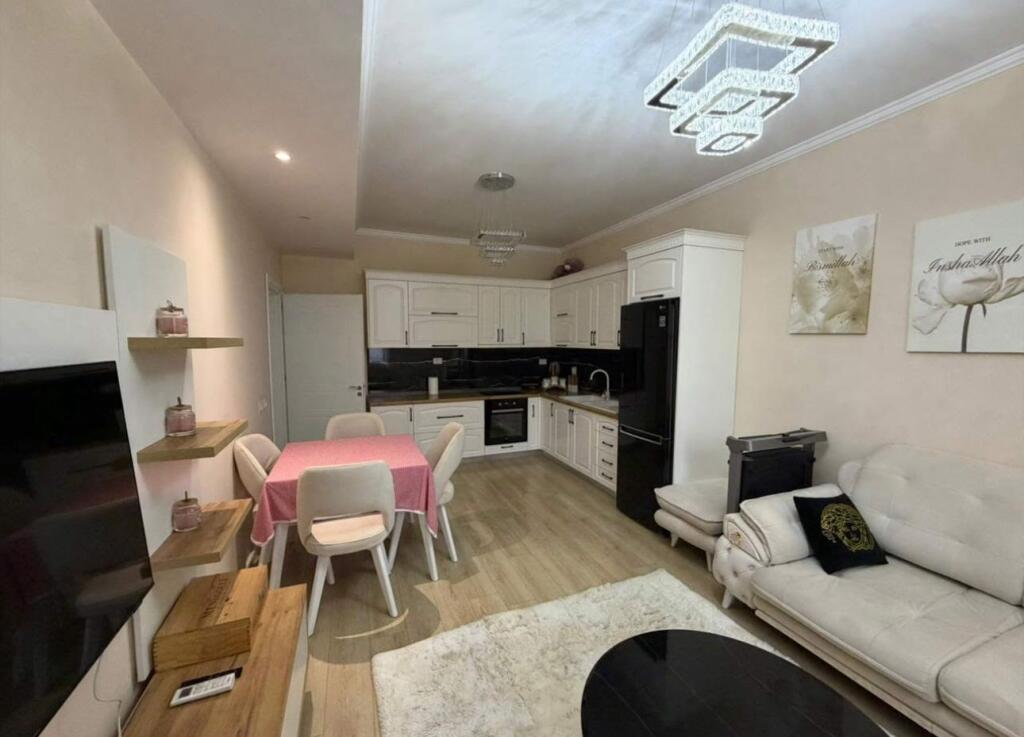 🏡 Shitet apartament 2+1 i mobiluar –📍 Shkozë, Tiranë💶 Çmimi: 135.000 €