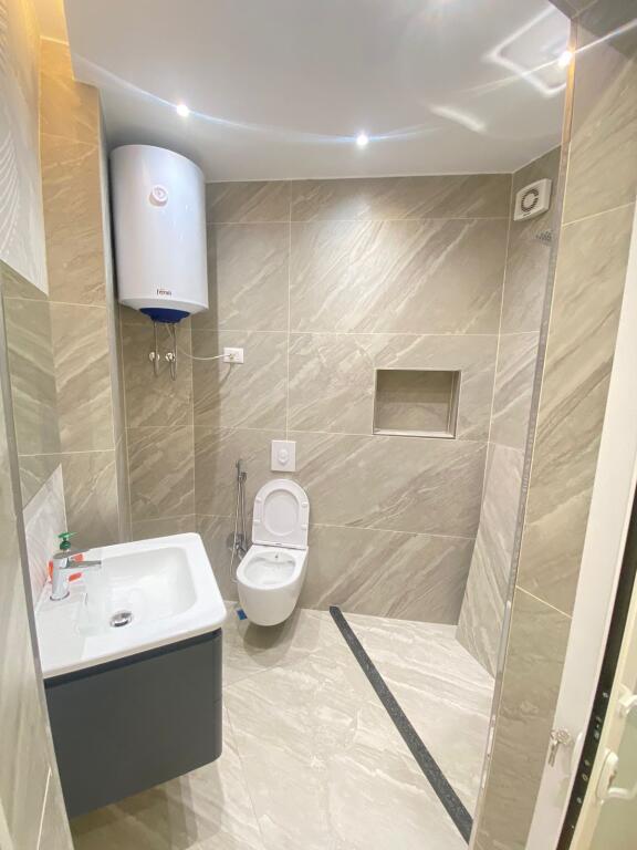 Jepet me qera garsoniere me pamje fantastike nga deti lagja  13 durres