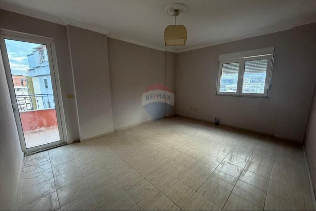 Apartament 2+1 tek Komuna e Parisit