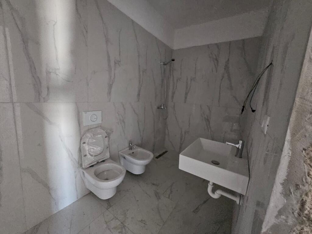 Shitet apartament 2+1 në Univers City !