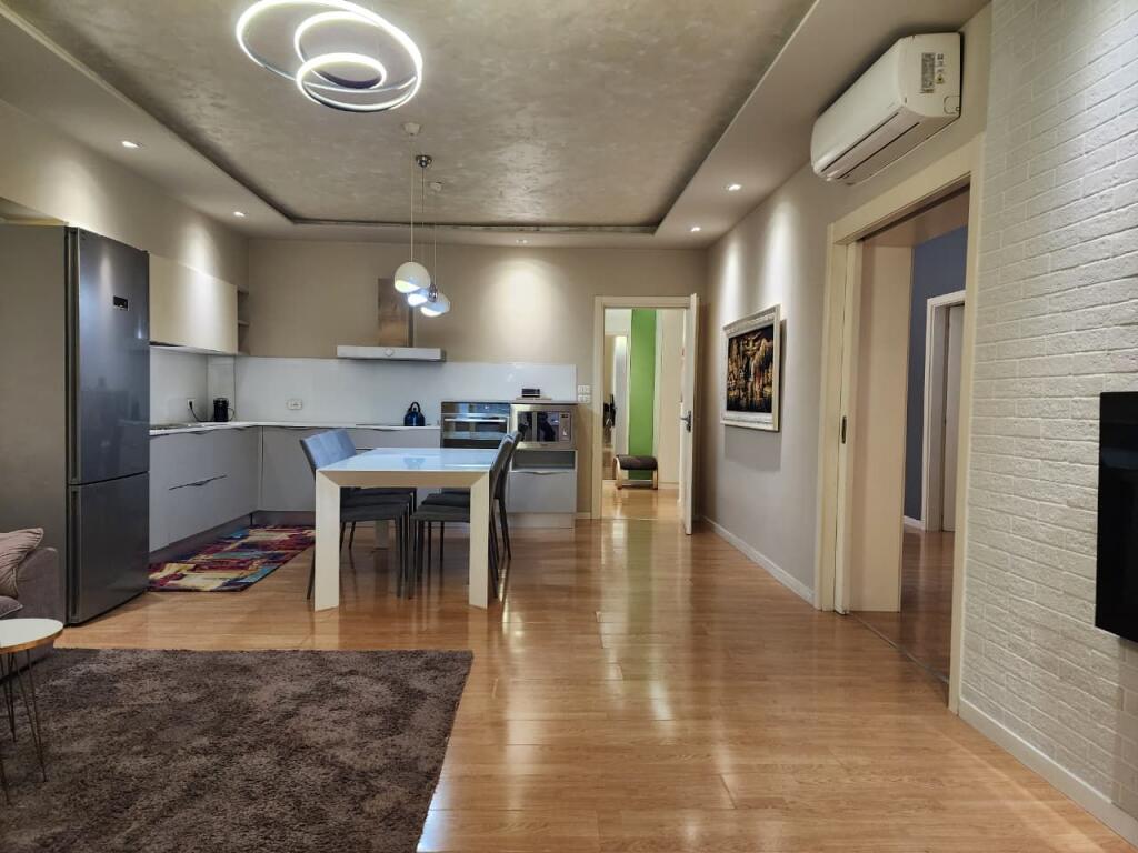 ✨SUPER APARTAMENT ME QERA  – 2+1+2wc &amp; Verandë  ( 📍 Komuna Parisit / kristal Center || 200m2 || 1000 eu🔥